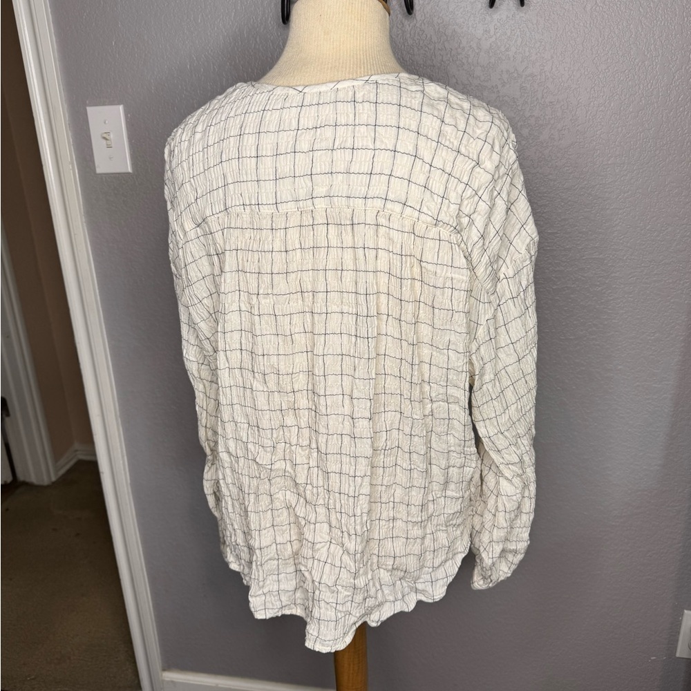 White Button-Up Blouse with‎ Grid Pattern - Picture 3 of 4